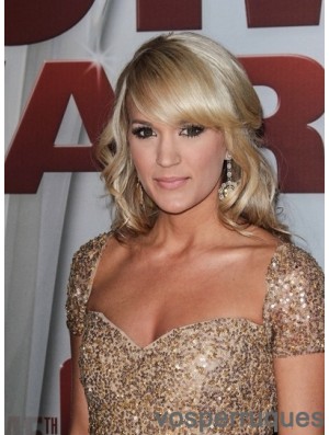 Longueur d'épaule blonde naturelle ondulée 16 pouces avec des perruques en dentelle Bangs Carrie Underwood